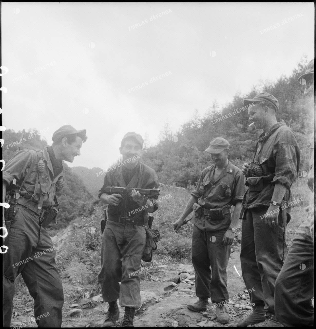 Avant le départ d'une patrouille du Bataillon français de l'ONU en Corée.