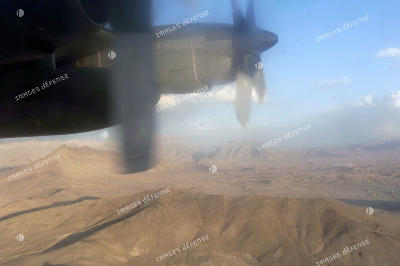 Vue aérienne des environs de Kaboul lors d'un vol en avion de transport Hercules C-130.