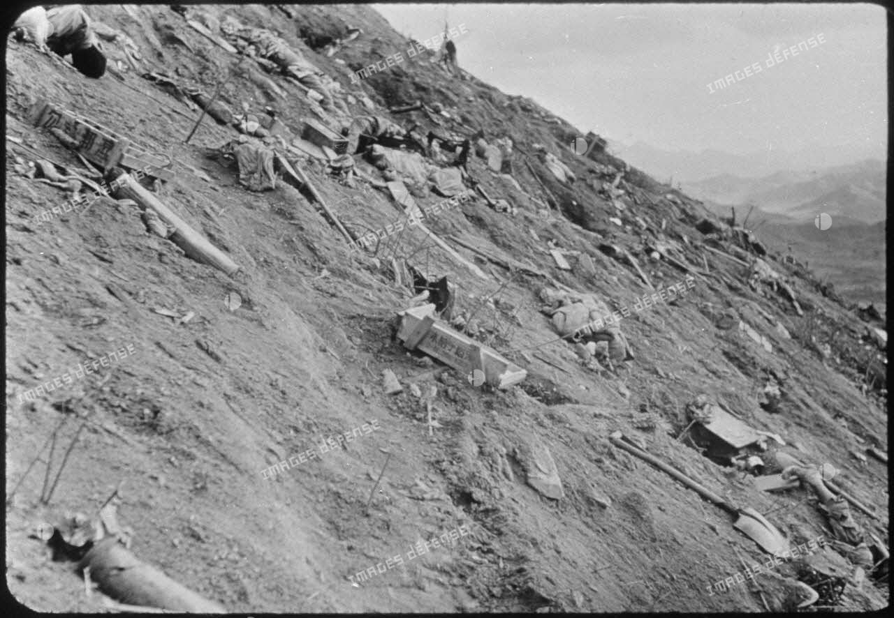 Cadavres chinois sur White Horse Hill en Corée.