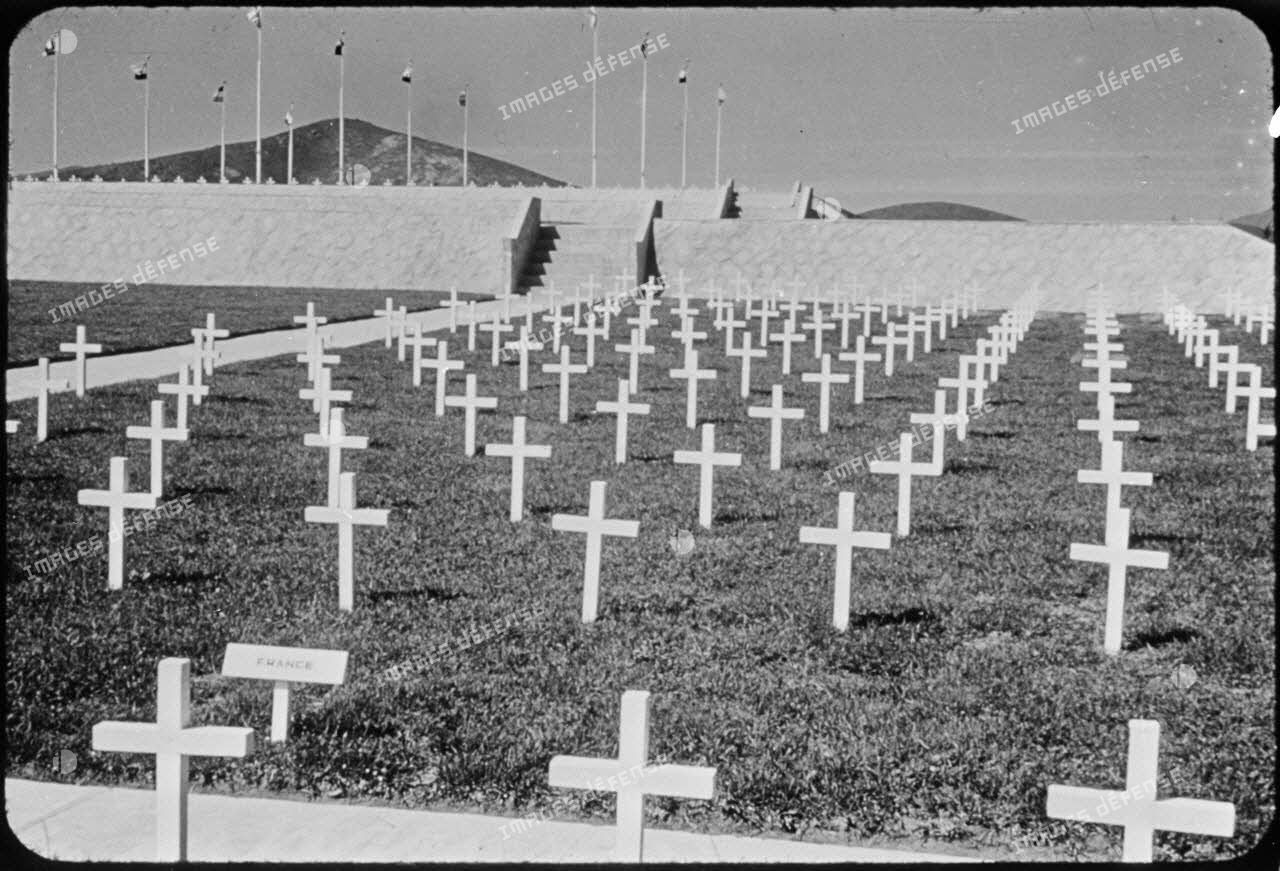 Les tombes françaises du cimetière des Nations Unies de Tan-Gock près de Pusan (Corée du Sud).