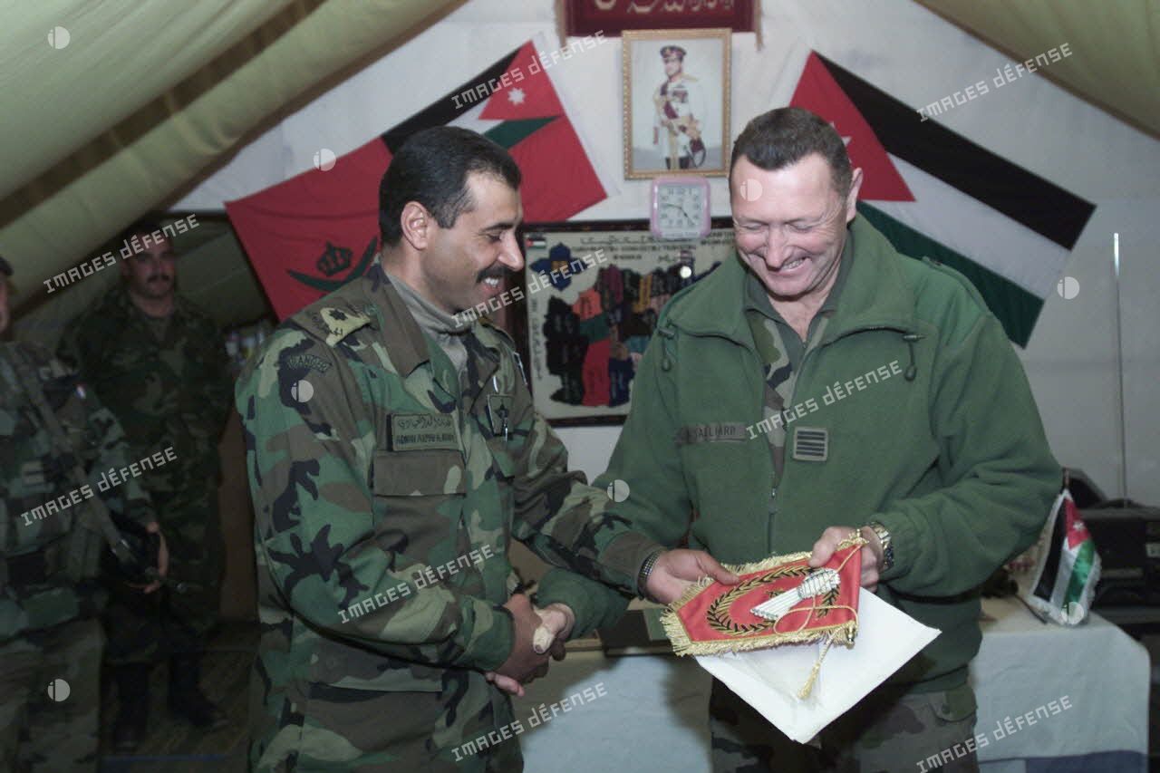 Visite aux militaires jordaniens à Mazar e Charif. Un officier jordanien offre au colonel Saillard, RepFrance (représentant des éléments français), un fanion.