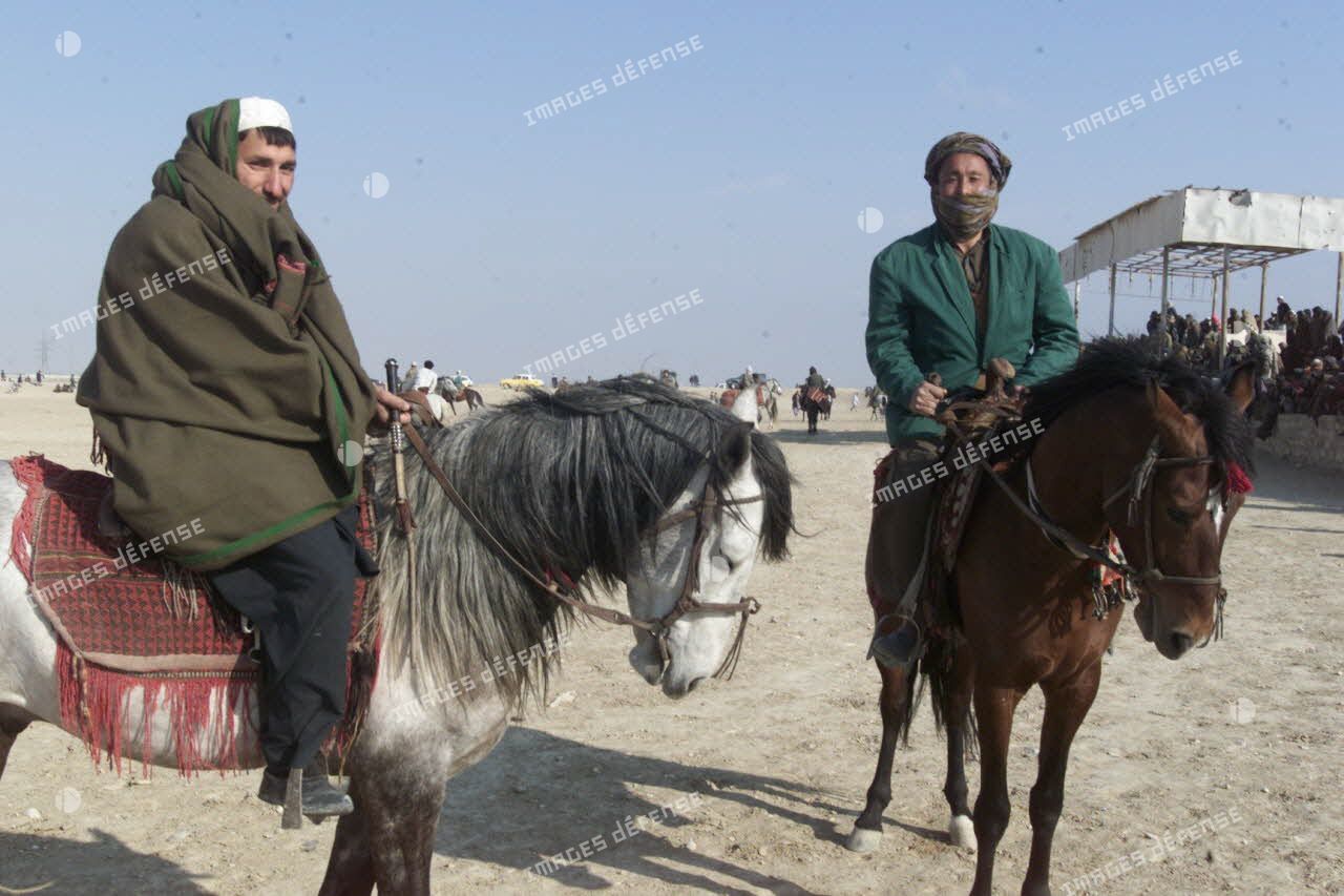 Cavaliers concurrents d'une partie de bouzkachi, sport national afghan, à Mazar e Charif.