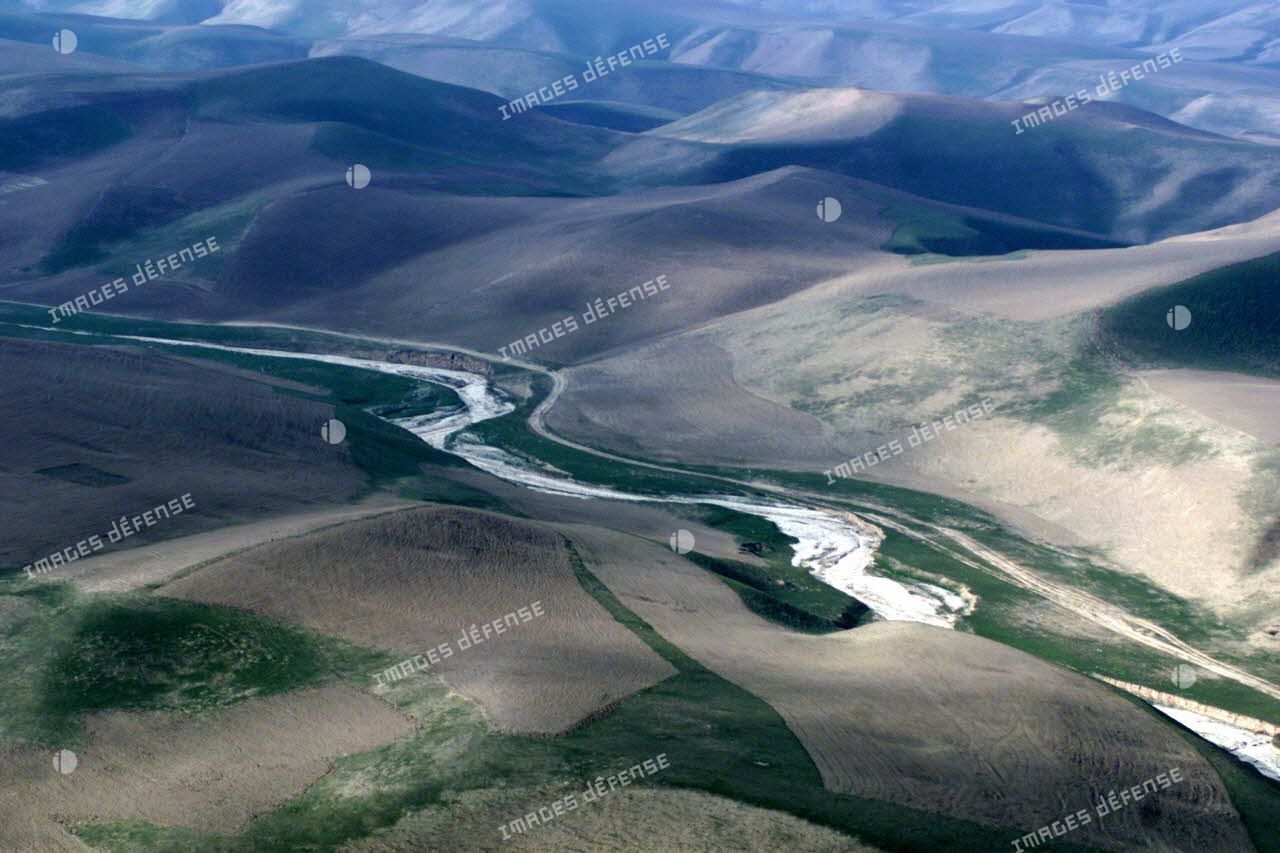 Paysage de la vallée encaissée de l'Amou Daria, dont les eaux ont raviné le relief montagneux et aride.