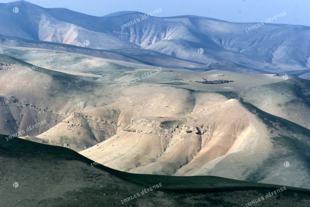 Paysage de la vallée encaissée de l'Amou Daria, dont les eaux ont raviné le relief montagneux et aride.