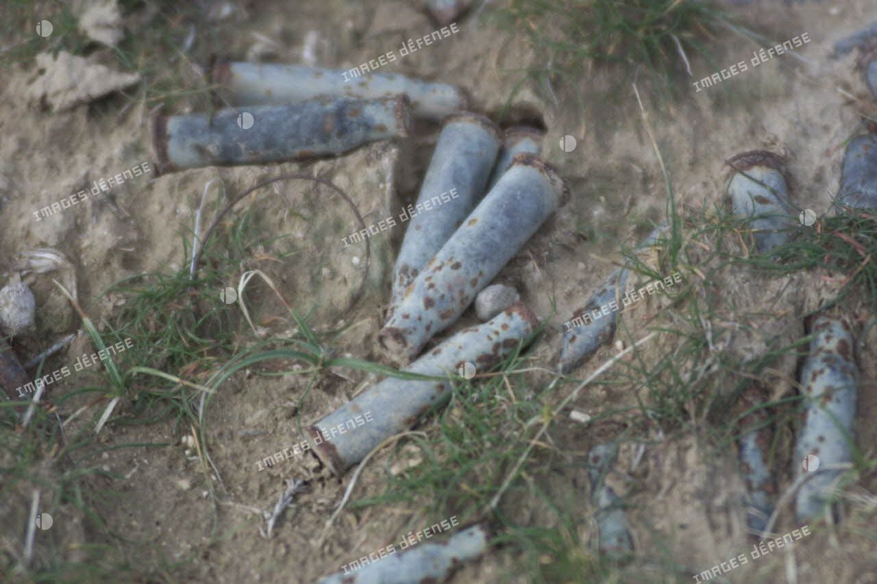 Détail de sous-munitions abandonnées par l'armée soviétique sur l'aéroport de Mazar e Charif.