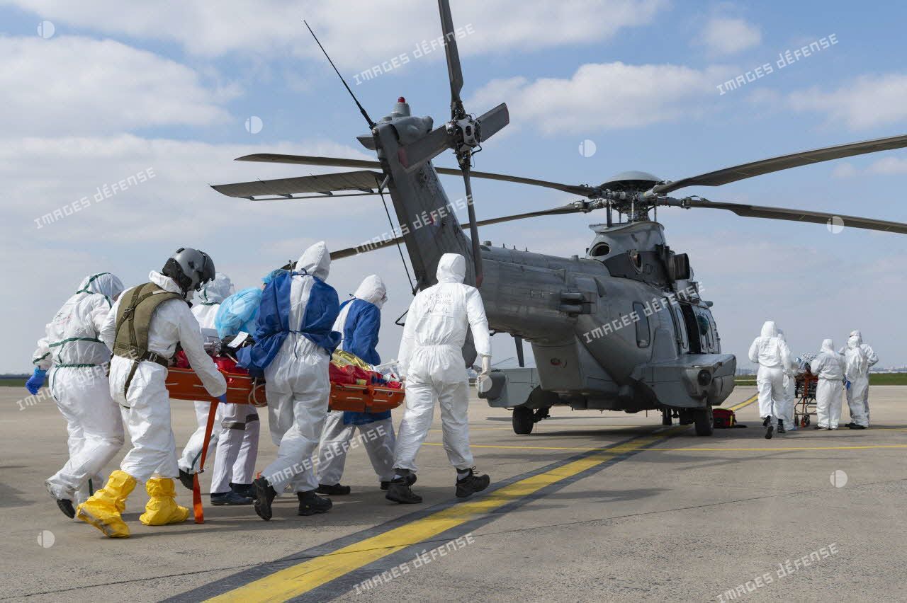Evacuation sanitaire d'un malade au moyen d'un hélicoptère Caracal EC-725 de l'armée de l'Air depuis l'aéroport d'Orly.
