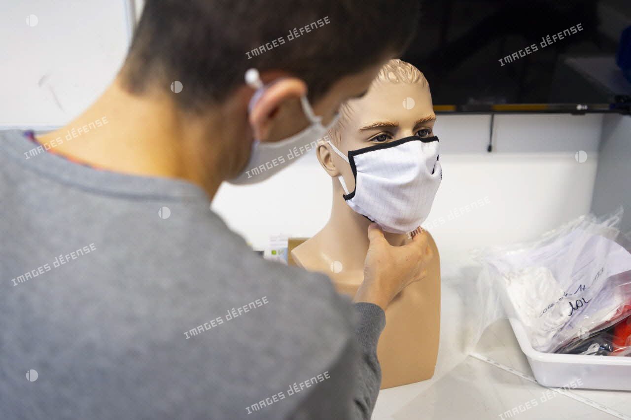 Un ingénieur du centre technique maîtrise nucléaire, radiologique, bactériologique et chimique (NRBC) de la direction générale de l'armement (DGA) mène un test technique sur un masque chirurgical.