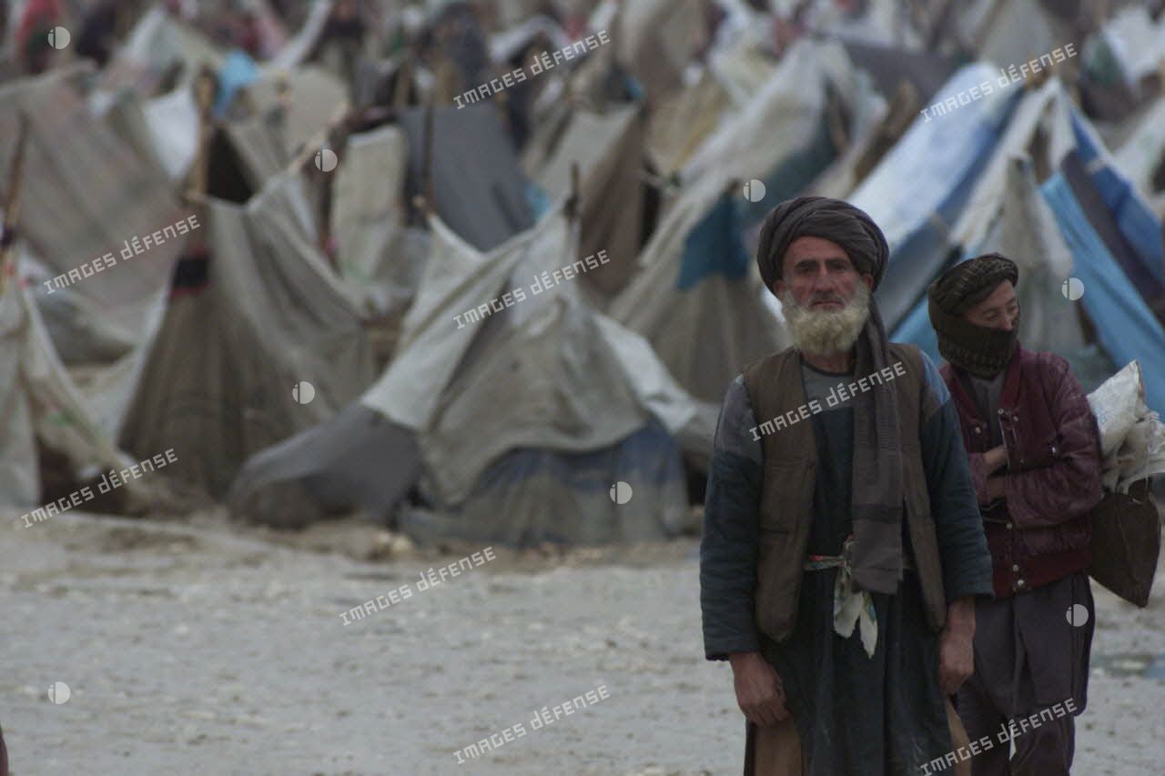 Camp de réfugiés afghans à Mazar e Charif. Portrait d'un homme et d'un enfant dans le dénuement du camp.