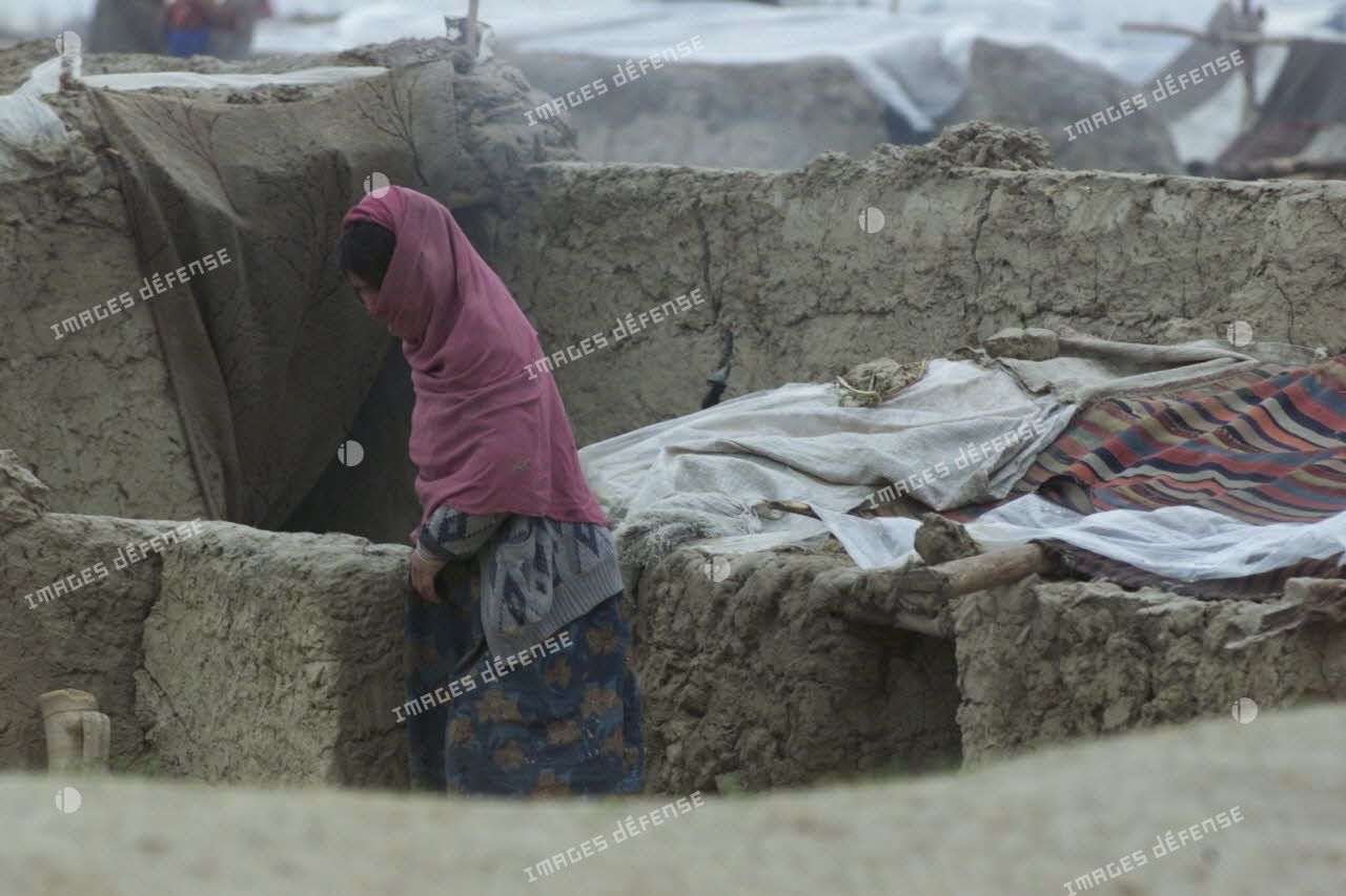 Camp de réfugiés afghans à Mazar e Charif. Portrait d'une femme dans le dénuement du camp.