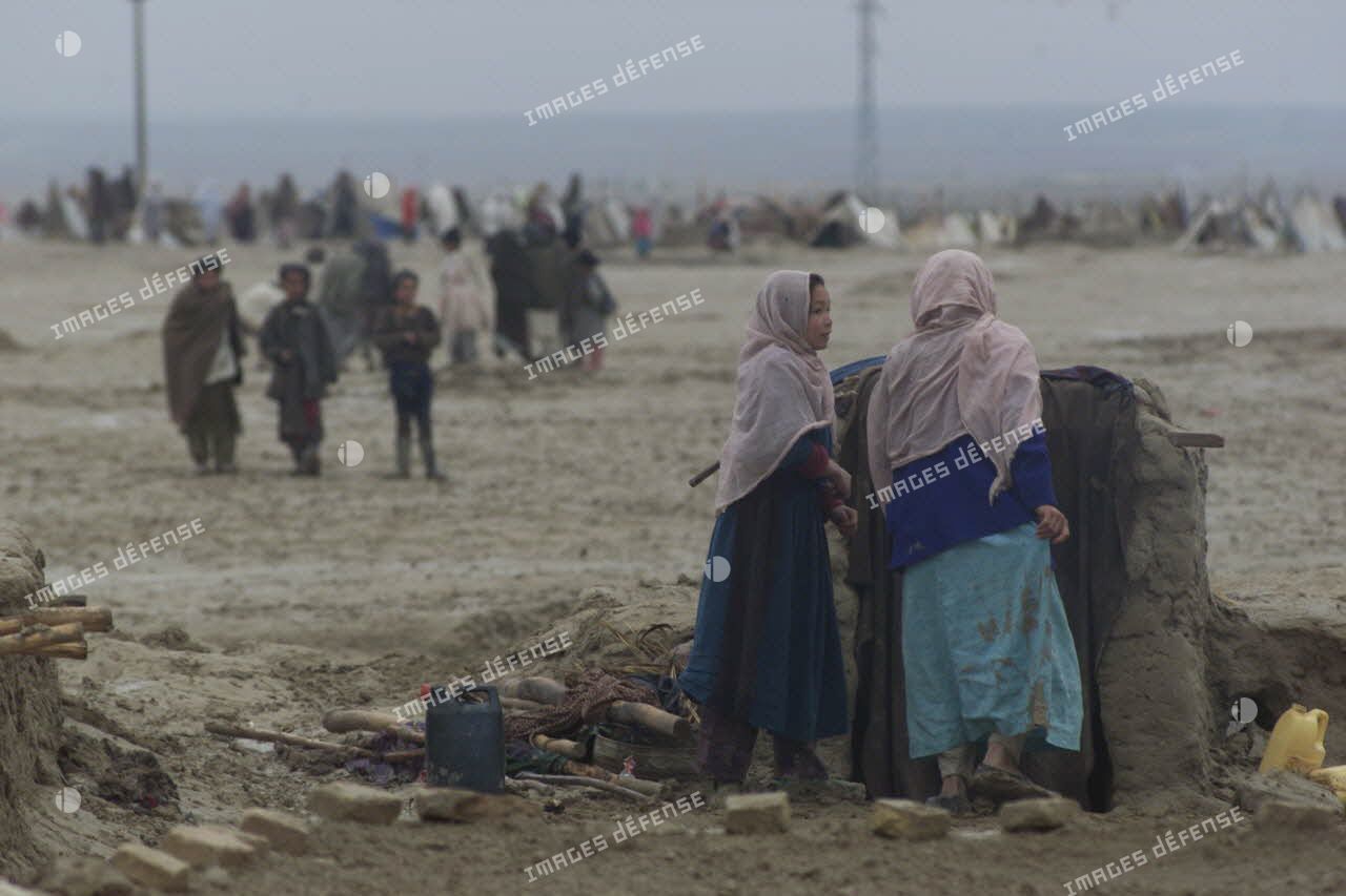 Camp de réfugiés afghans à Mazar e Charif. Portrait de jeunes filles dans le dénuement du camp.