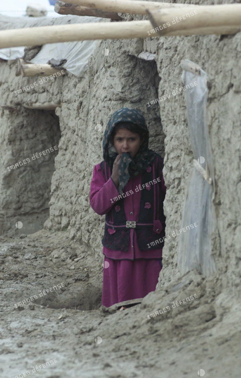 Camp de réfugiés afghans à Mazar e Charif. Portrait d'une petite fille.