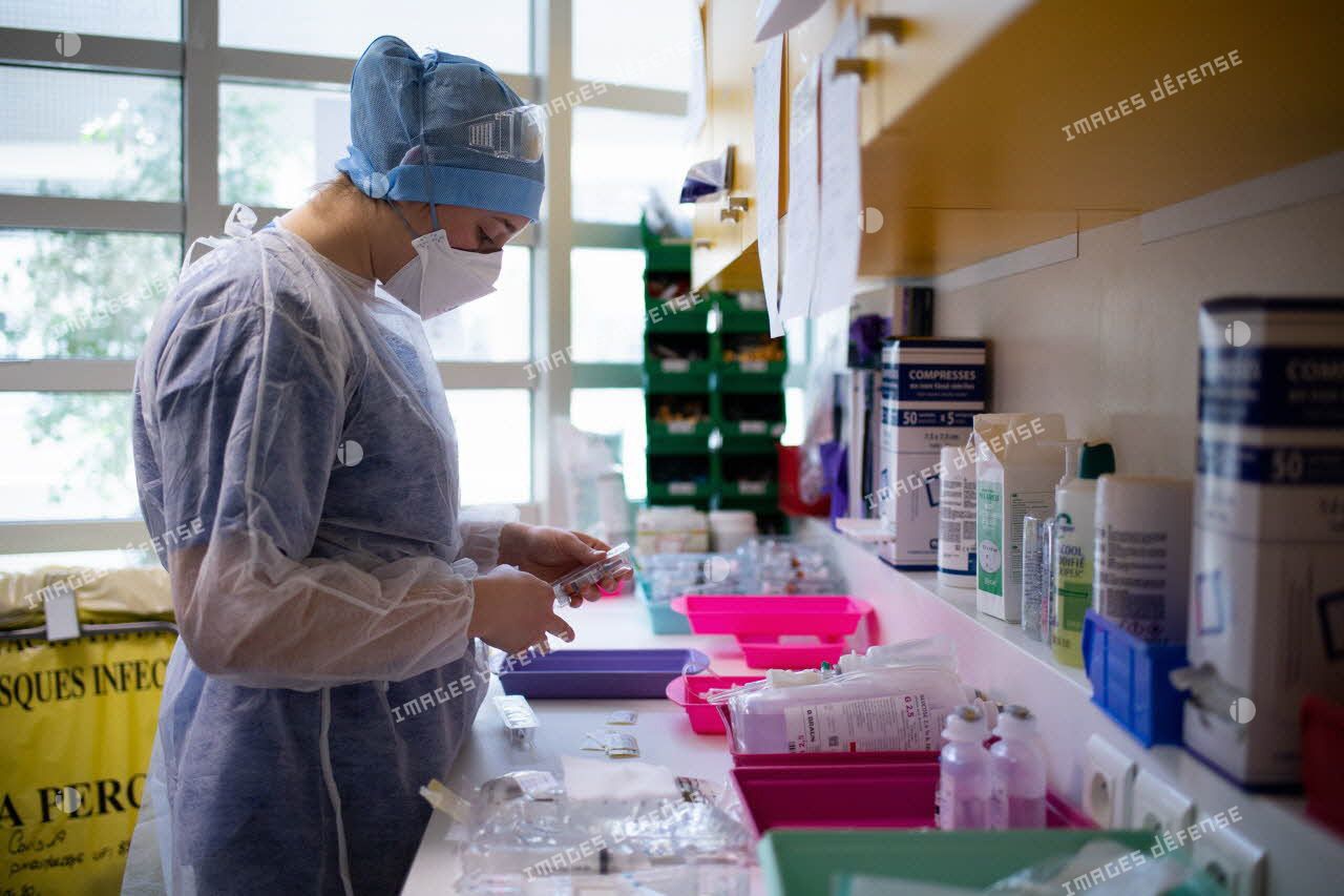Une étudiante infirmière de l'école du personnel paramédical des armées (EPPA) prépare des lots de médicaments à l'hôpital d'instruction des armées (HIA) Percy, à Clamart.