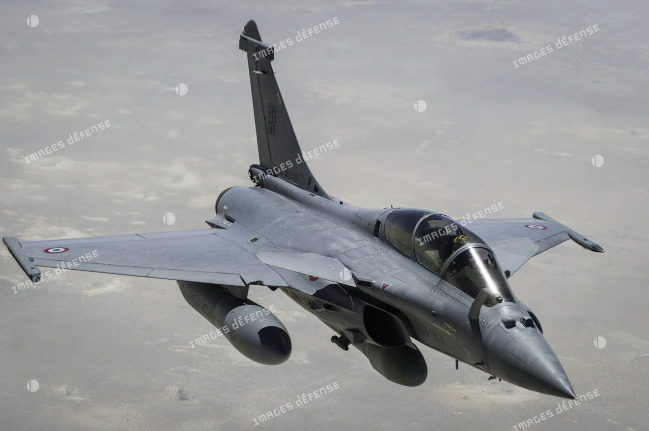Ravitaillement en vol d'un avion Rafale au-dessus du Niger.