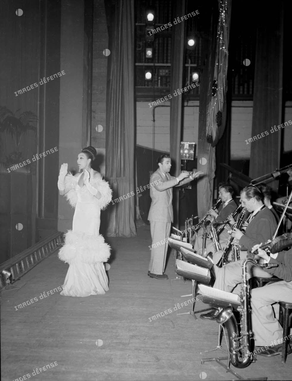 Joséphine Baker pendant son tour de chant sur la scène du théâtre le Paramount à Paris à l'occasion du gala des Ailes.