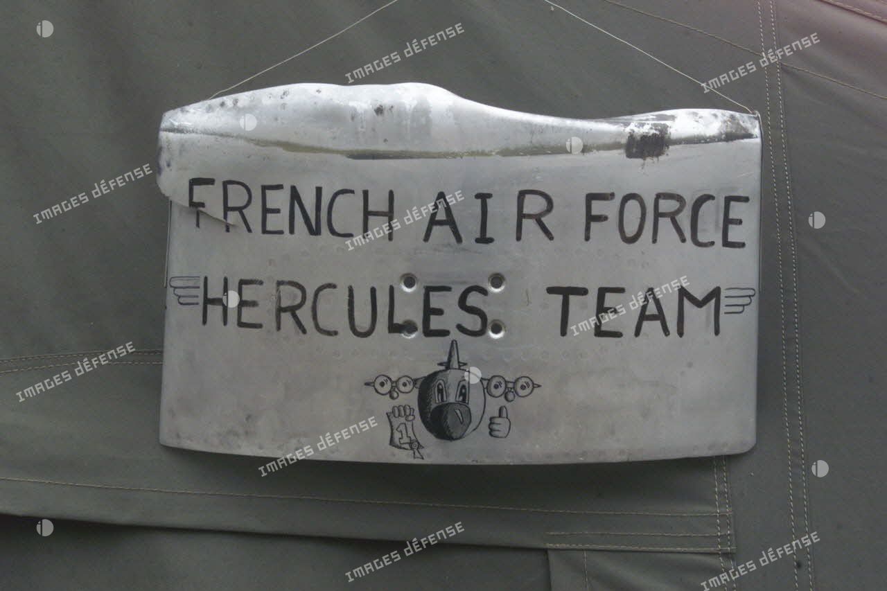 Panneau "French air force - Hercules Team" du GTO à l'aéroport de Douchanbé.
