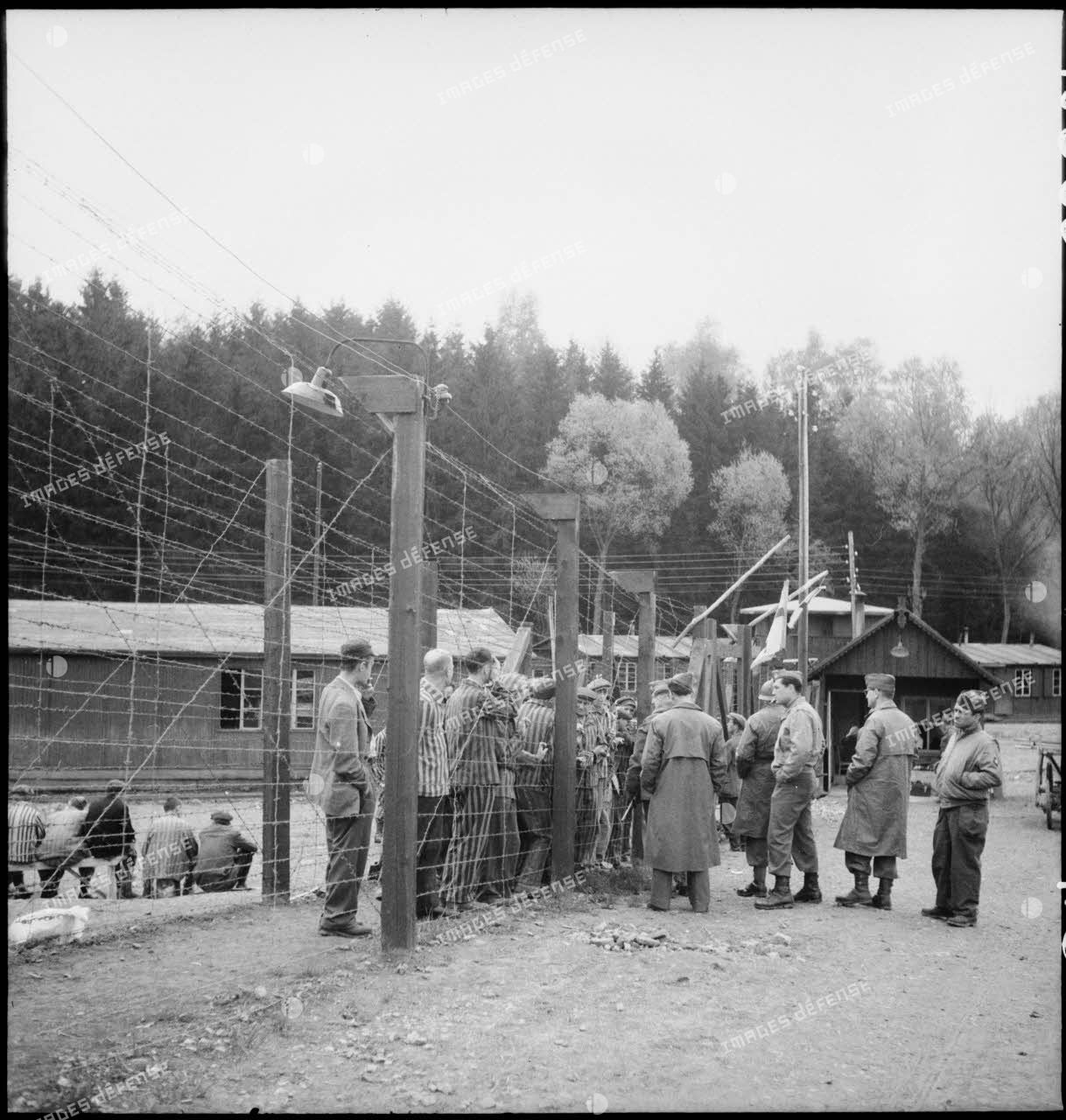 Des soldats français discutent avec des déportés du camp de Vaihingen récemment libéré.