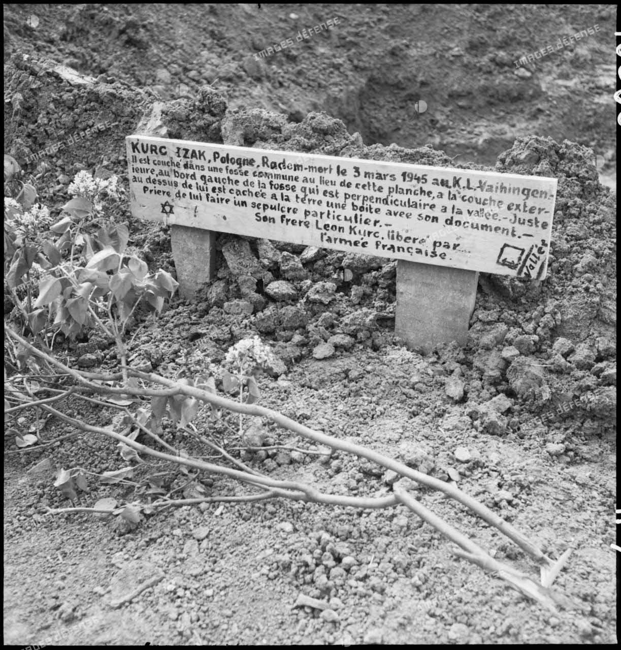Stèles dans le camp de Vaihingen libéré.