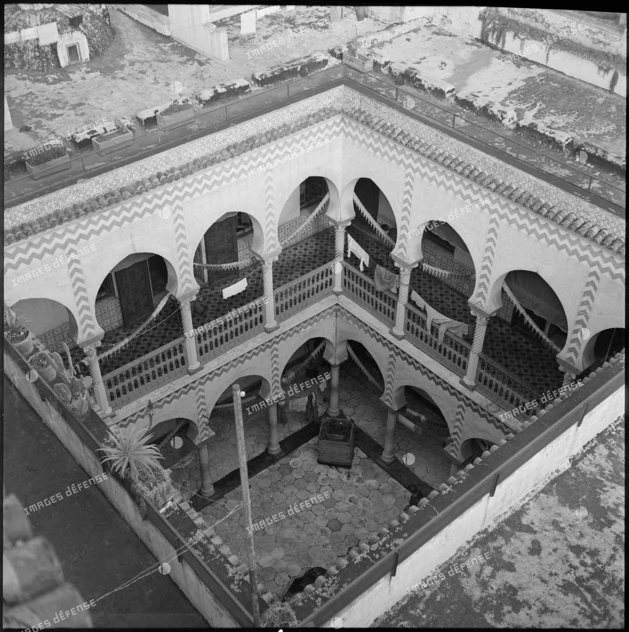 Vue en plongée de la cour intérieure d'un bâtiment de la casbah d'Alger.