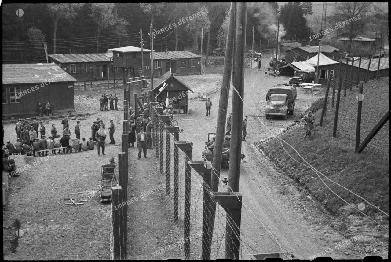 Vue d'ensemble sur l'entrée du camp de Vaihingen libéré.