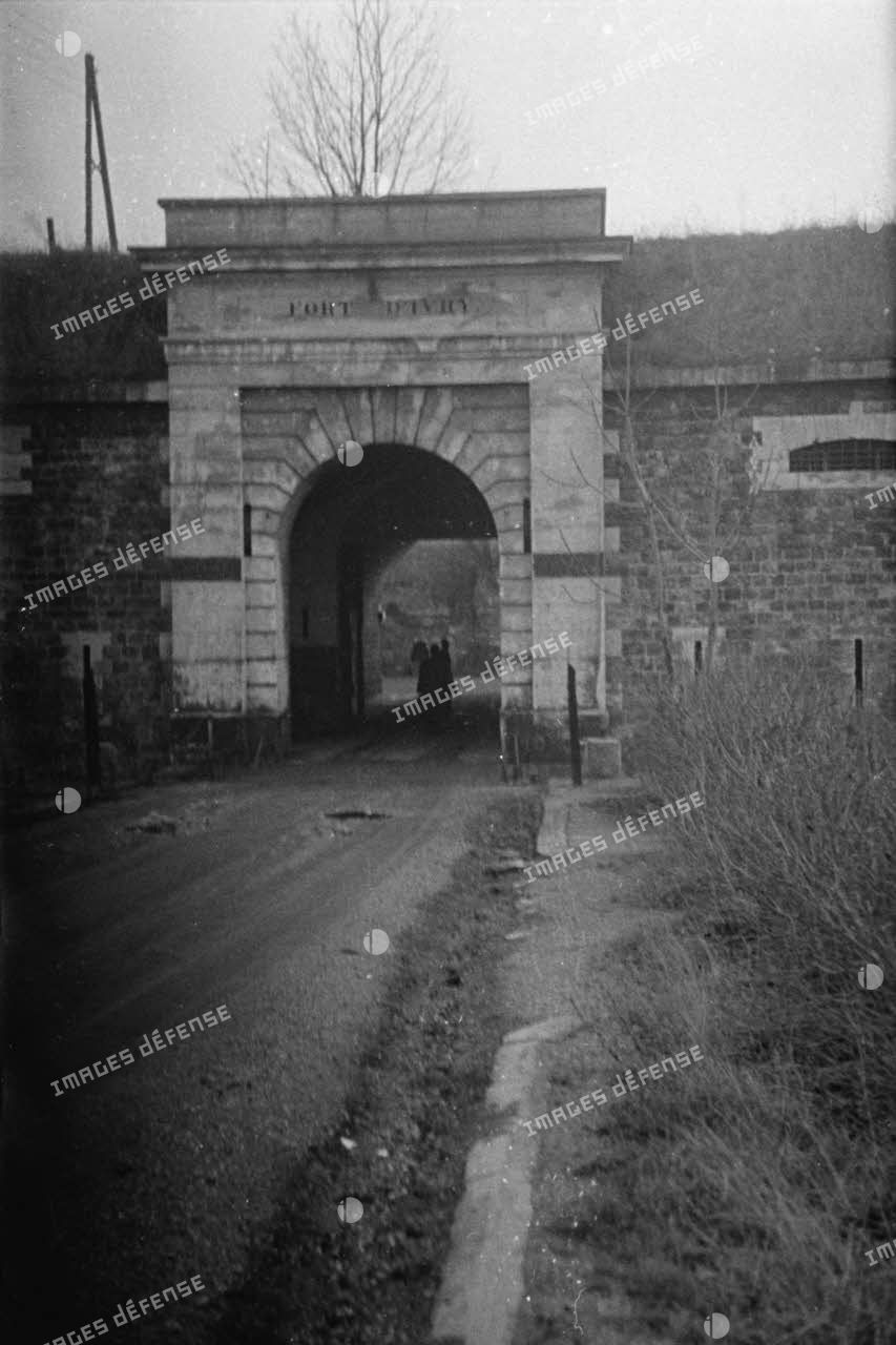 Vue de l'entrée du fort d'Ivry-sur-Seine avant l'implantation du Service cinématographique des armées.