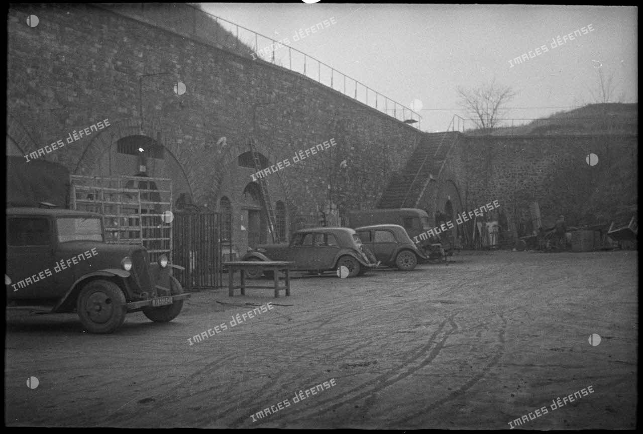 Véhicules stationnés devant les casemates du fort d'Ivry-sur-Seine avant l'implantation du Service cinématographique des armées.