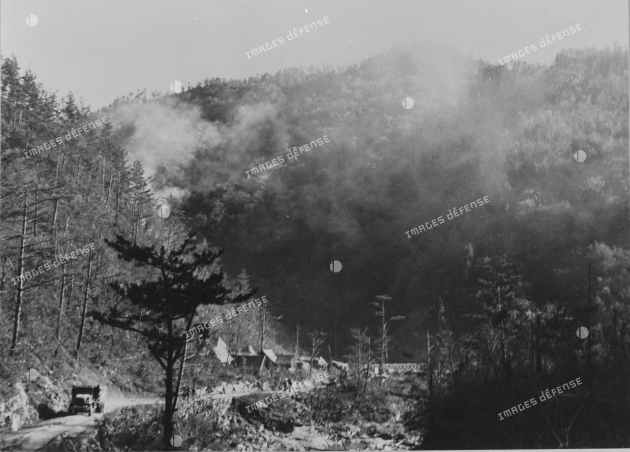 [Bataille de Crèvecoeur. Octobre 1951. Vallée de Sataeri. Matraquage au 152 mm du pont lancé par le génie de la 2e DI-US, non loin du P.C. du bataillon français.]