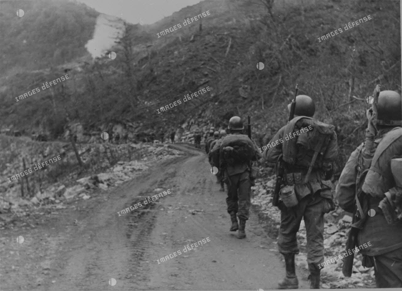 [Le bataillon français monte sur Crèvecoeur, vallée de Sataeri. Septembre 1951.]