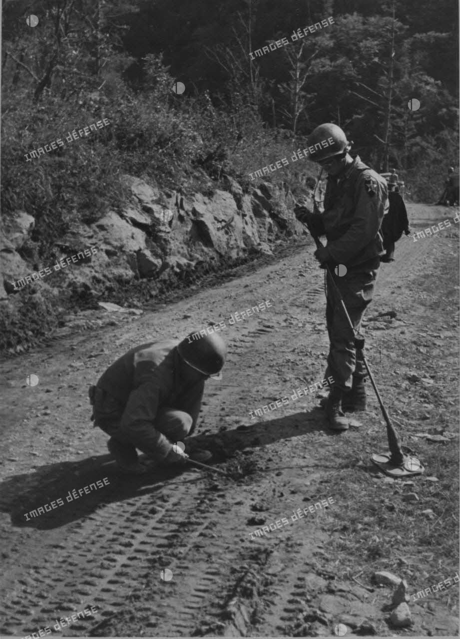 [Déminage de l'axe de la vallée de Sataeri, préparation de Crèvecoeur. Septembre 1951.]