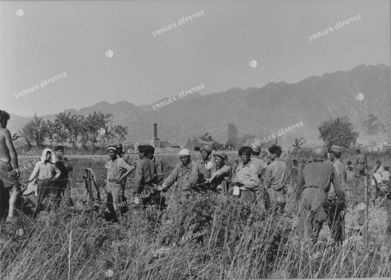 [Camp de triage de prisonniers chinois et nord-coréens aux abords d'Umyang Ni. Fin mai 1951.]