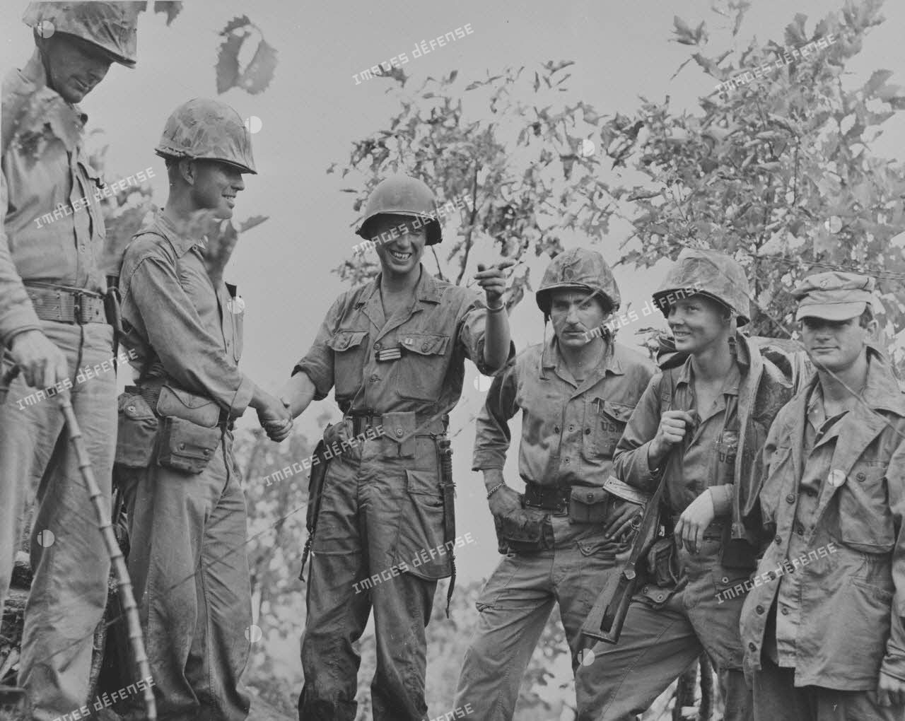 [Punch Bowl. Août 1951. Le bataillon français relève le 2e bataillon du 5e régiment de Marines. Le capitaine de Castries et le capitaine Ray N. Joens échangent une cordiale poignée de main.]