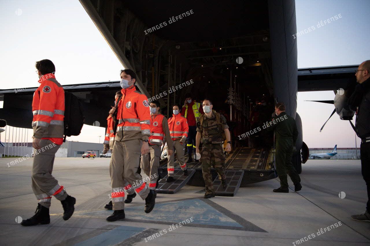 Débarquement du personnel médical civil et militaire rapatrié en renfort par avion de transport Hercules C-130J sur l'aéroport d'Orly.