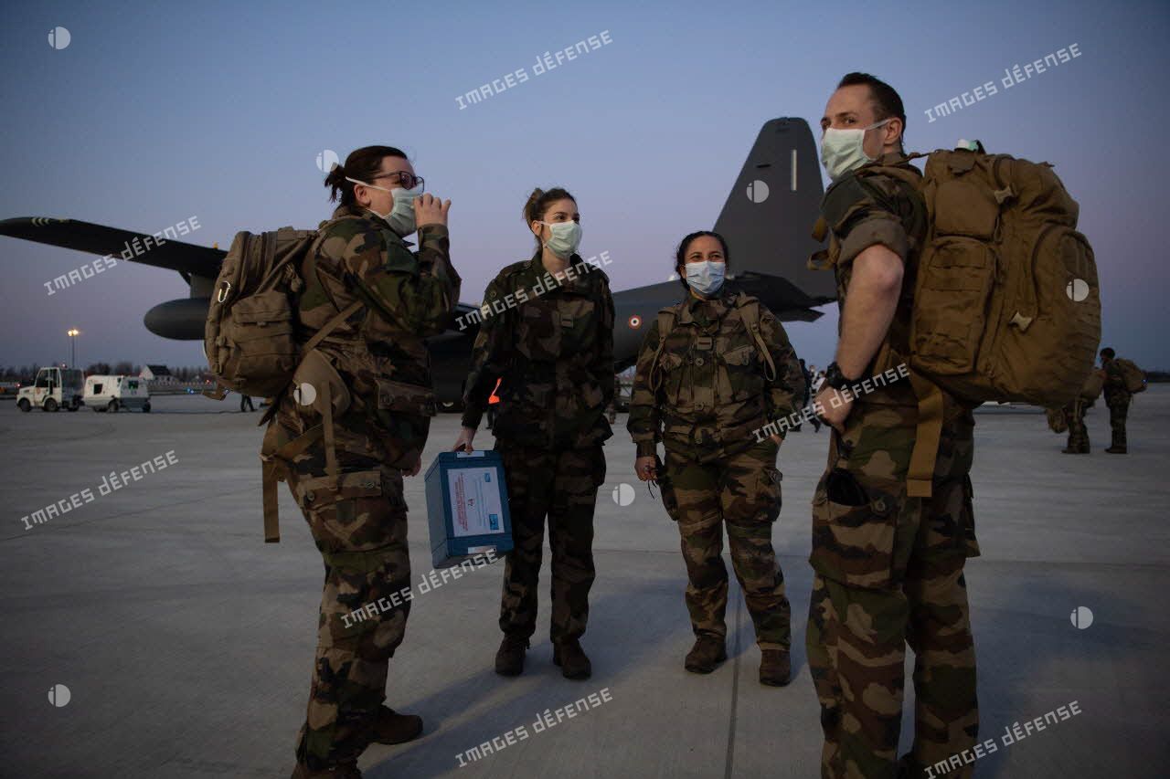 Des éléments du service de santé des armées (SSA) rapatrié en renfort, arrivent sur la piste de l'aéroport d'Orly.