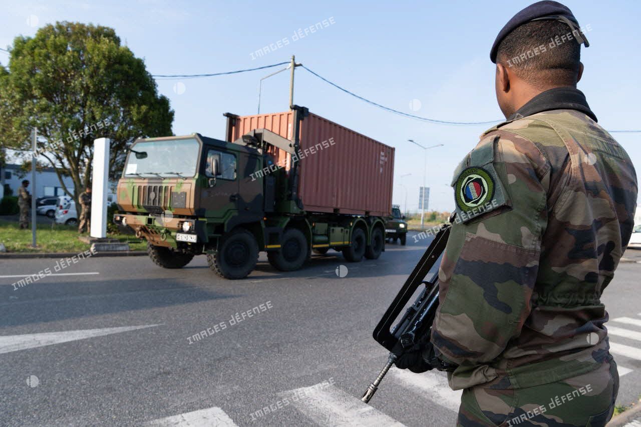 Un soldat sécurise l'acheminement de matériel médical à bord d'un camion porteur polyvalent logistique (PPLOG) à l'aéroport Roissy-Charles de Gaulle.