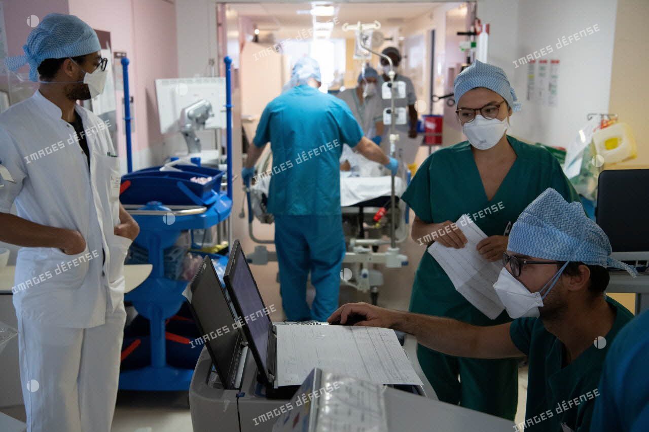 Une équipe médicale du service de réanimation de l'hôpital d'instruction des armées (HIA) Bégin mène un briefing.