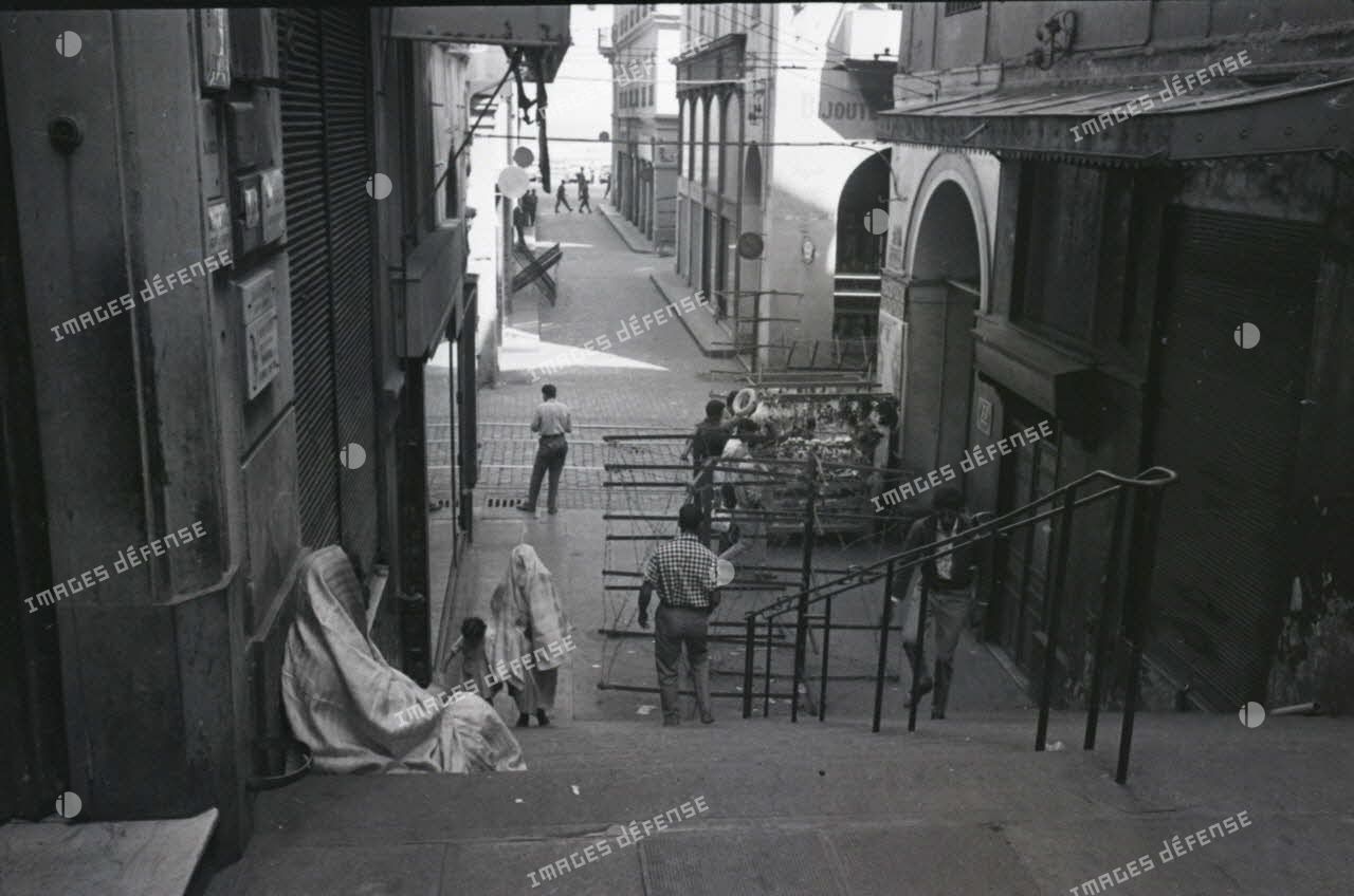 [Surveillance dans les rues d'Alger, 1954-1962.]