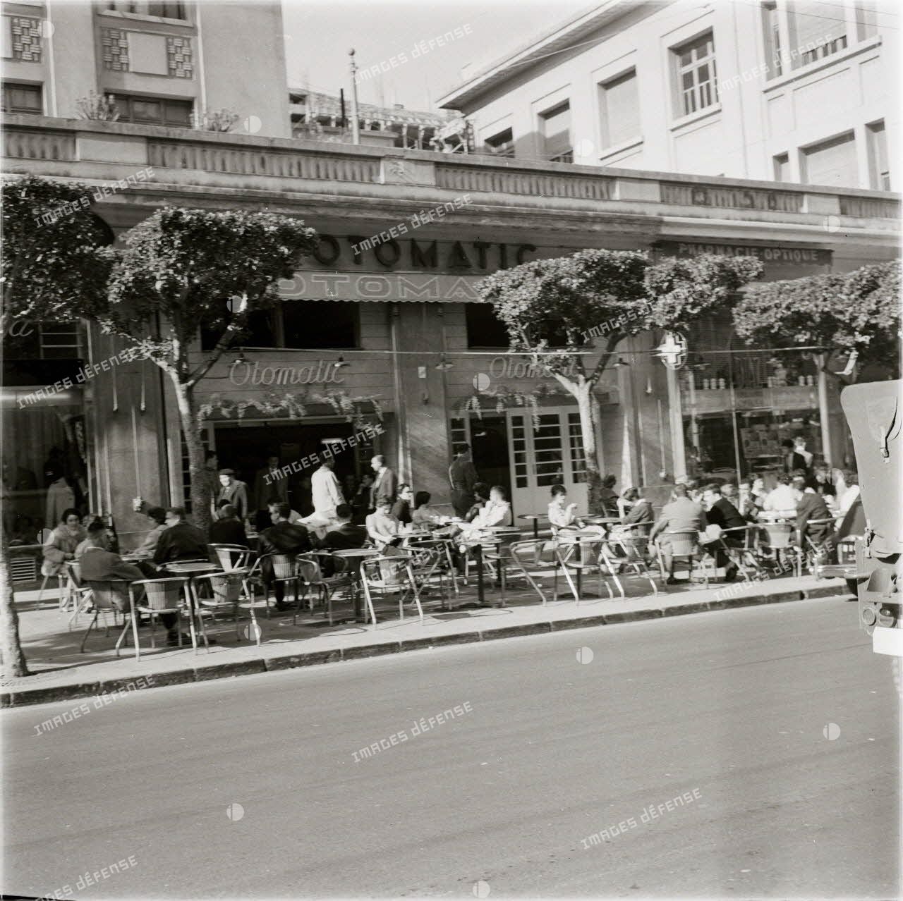 [Le café Otomatic à Alger, 1954-1962.]