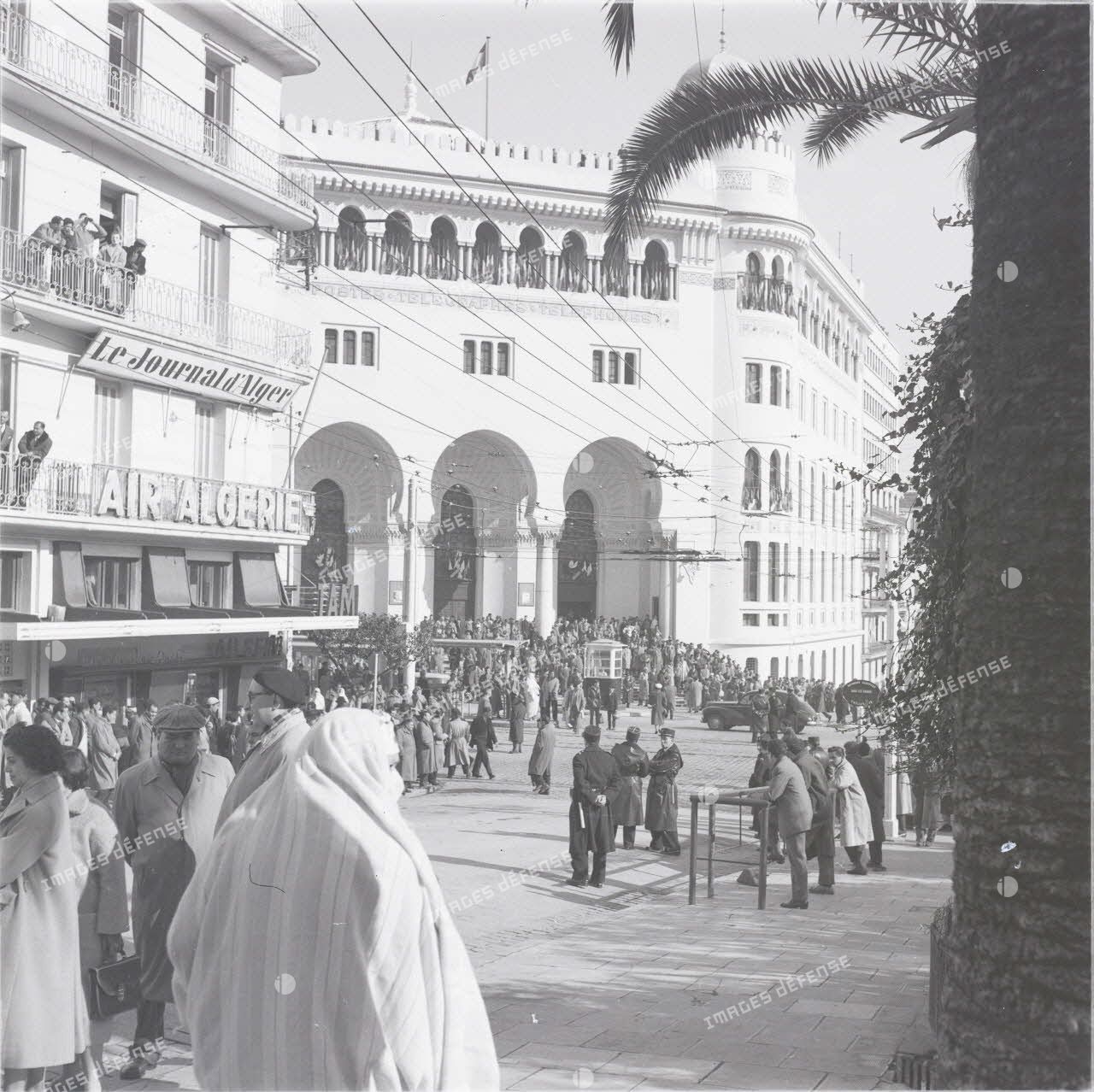[La grande poste d'Alger, 1954-1962.]