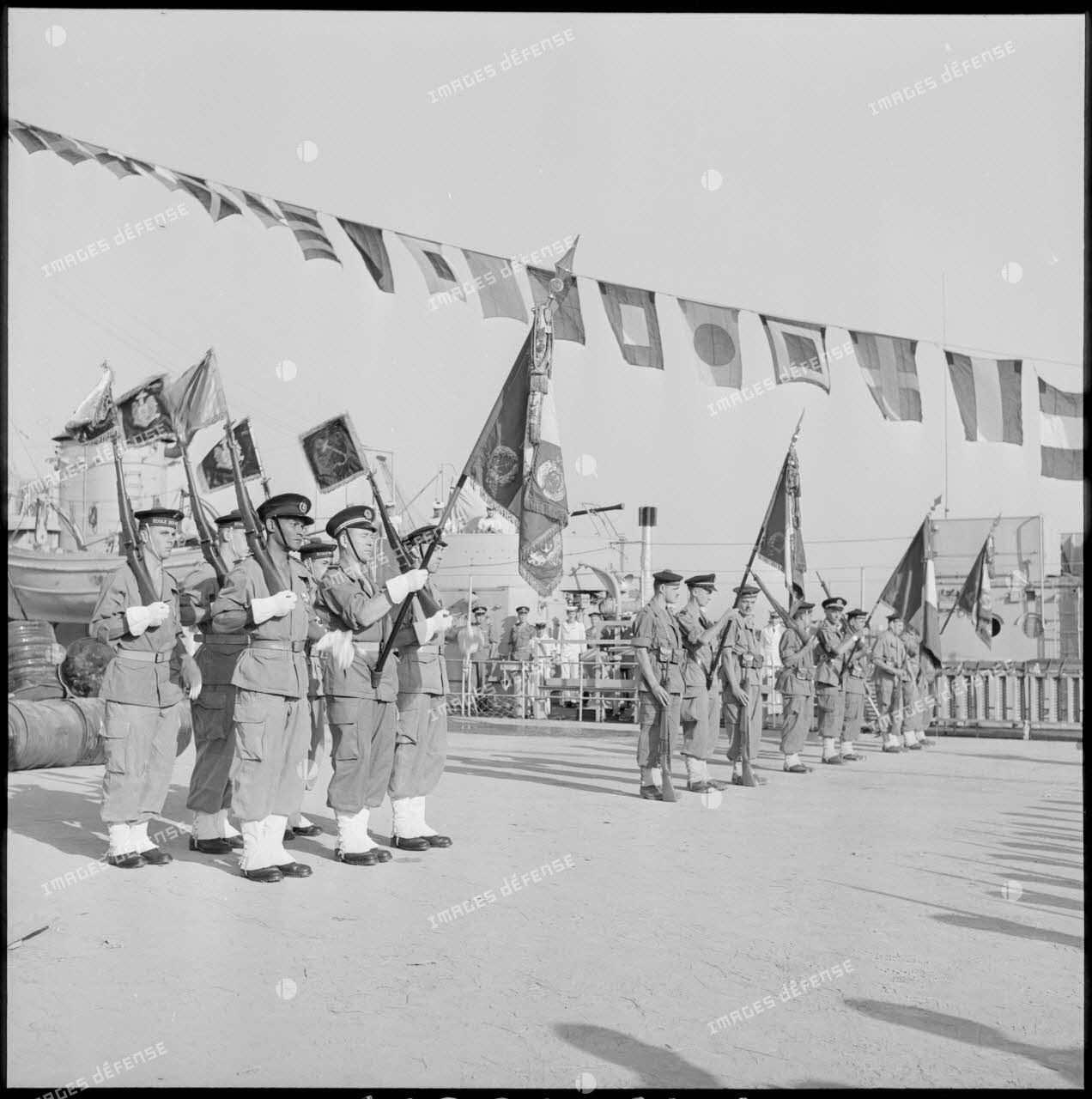 Des troupes de fusiliers-marins au port de Nemours.