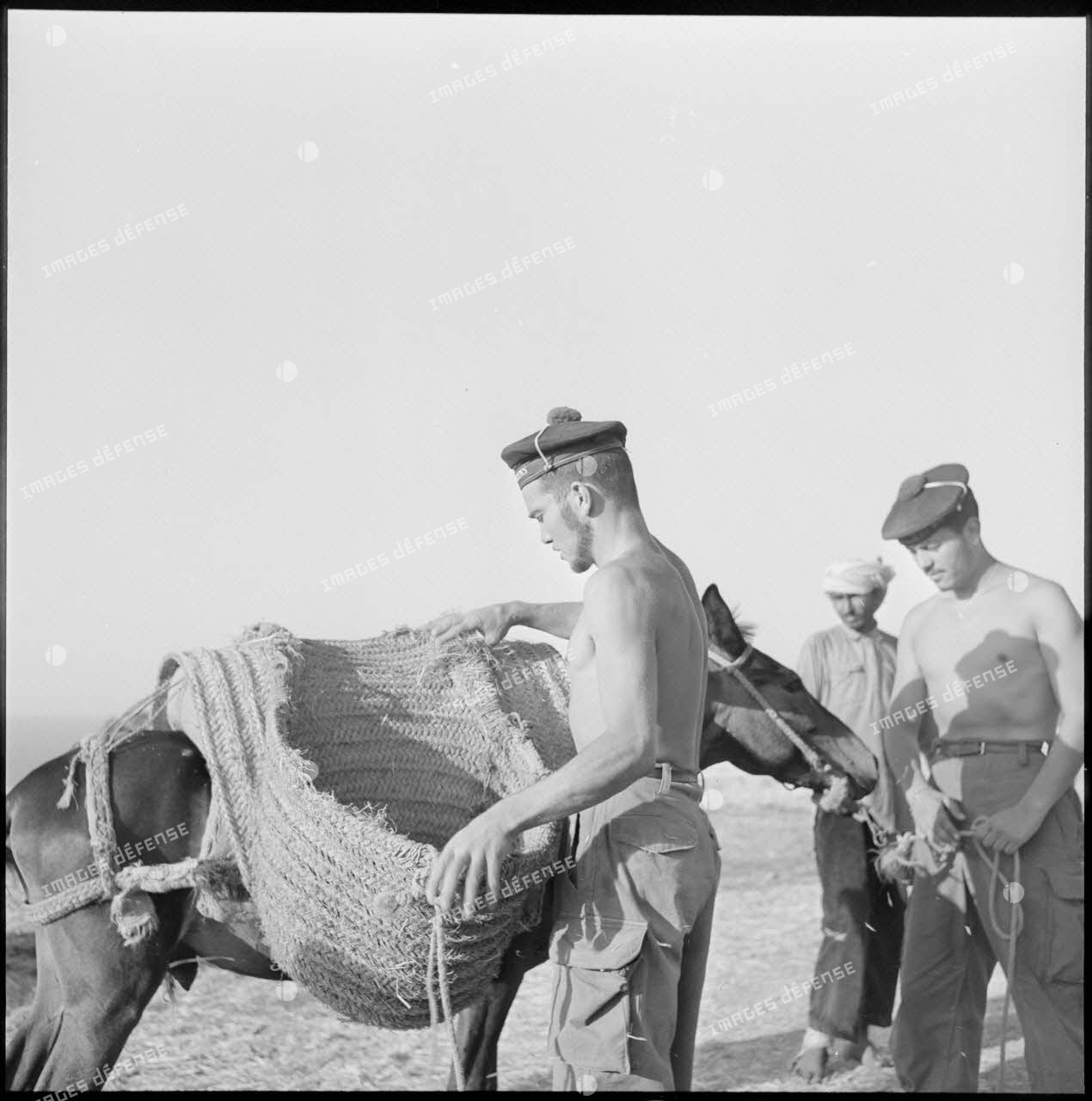 Des fusiliers-marins du 2e bataillon de la 1re demi-brigade de fusiliers-marins (DBFM) aidant un paysan.