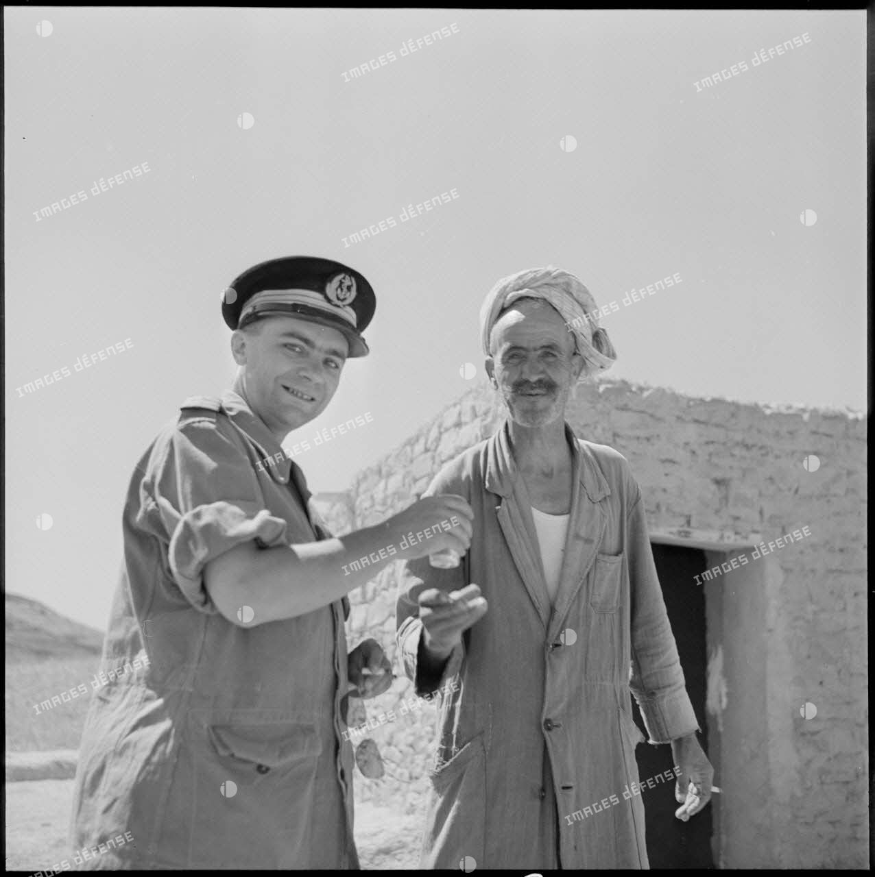 Le garde-champêtre de la région de Souk el Tetla et le lieutenant de vaisseau Feste de la 1re demi-brigade de fusiliers-marins (DBFM).