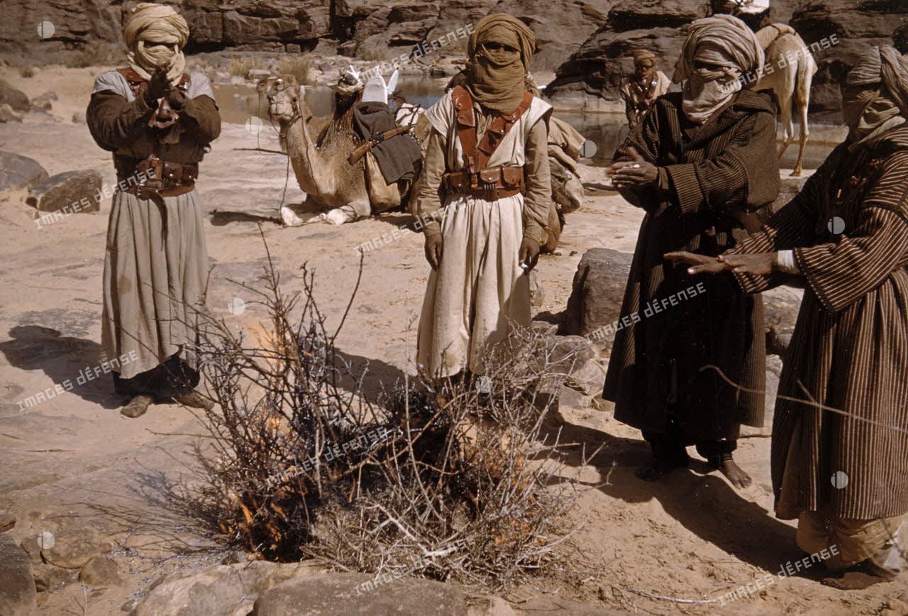 [Algérie, 1958-1961. Méharistes groupés autour d'un feu.]