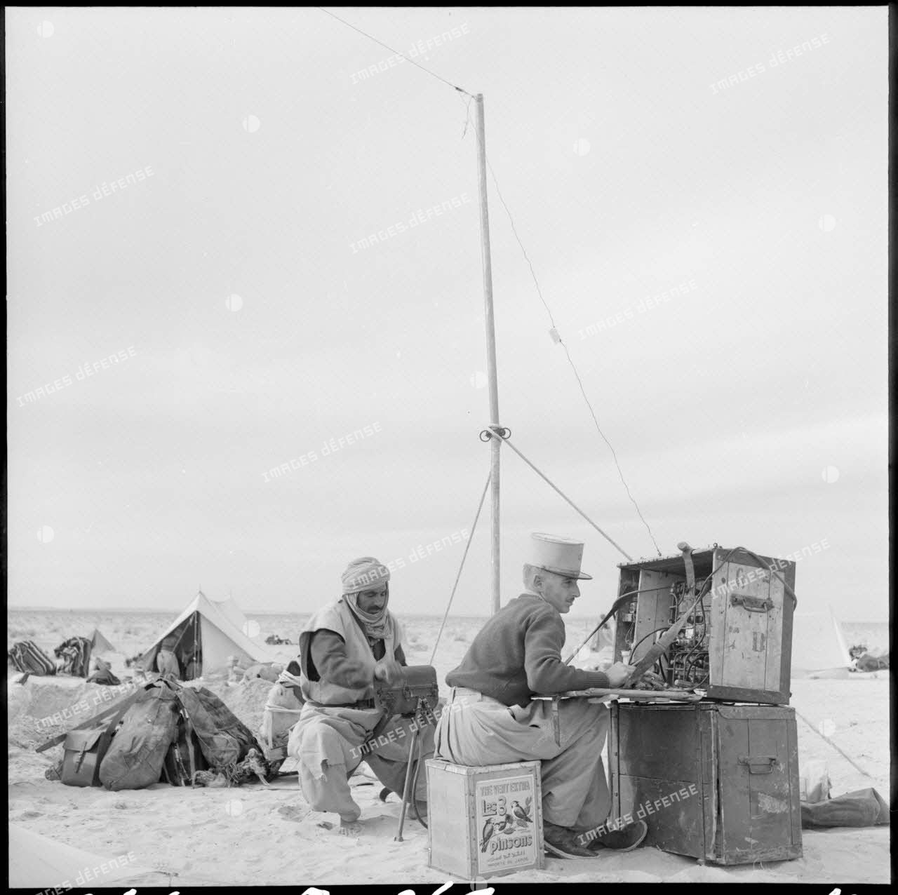 Le lieutenant de la compagnie méhariste de l'erg oriental (CMEO) en mission de transmission dans un campement près d'El Oued.