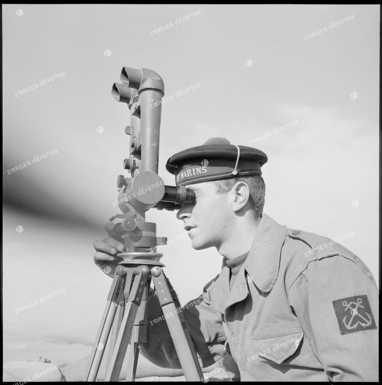 Observation à la binoculaire par un fusilier marin à la frontière algéro-marocaine.