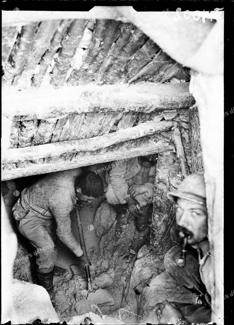 Région de la ferme des Marquises (poste ouest). Travailleurs creusant un abri en mine. [légende d'origine]