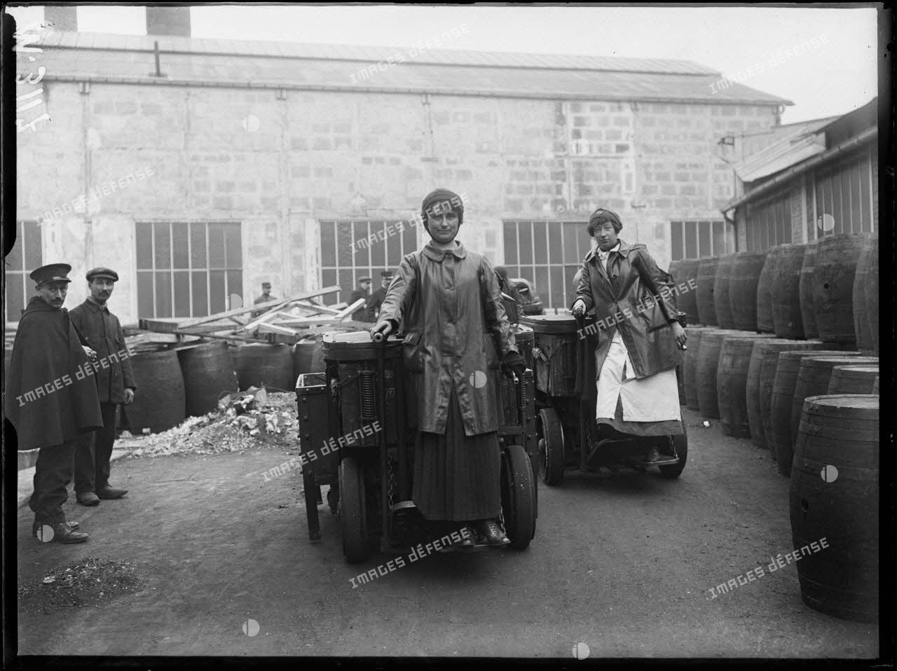 Usines Citroën du quai de Javel. Femme conduisant un chariot électrique servant au transport des obus. [légende d'origine]