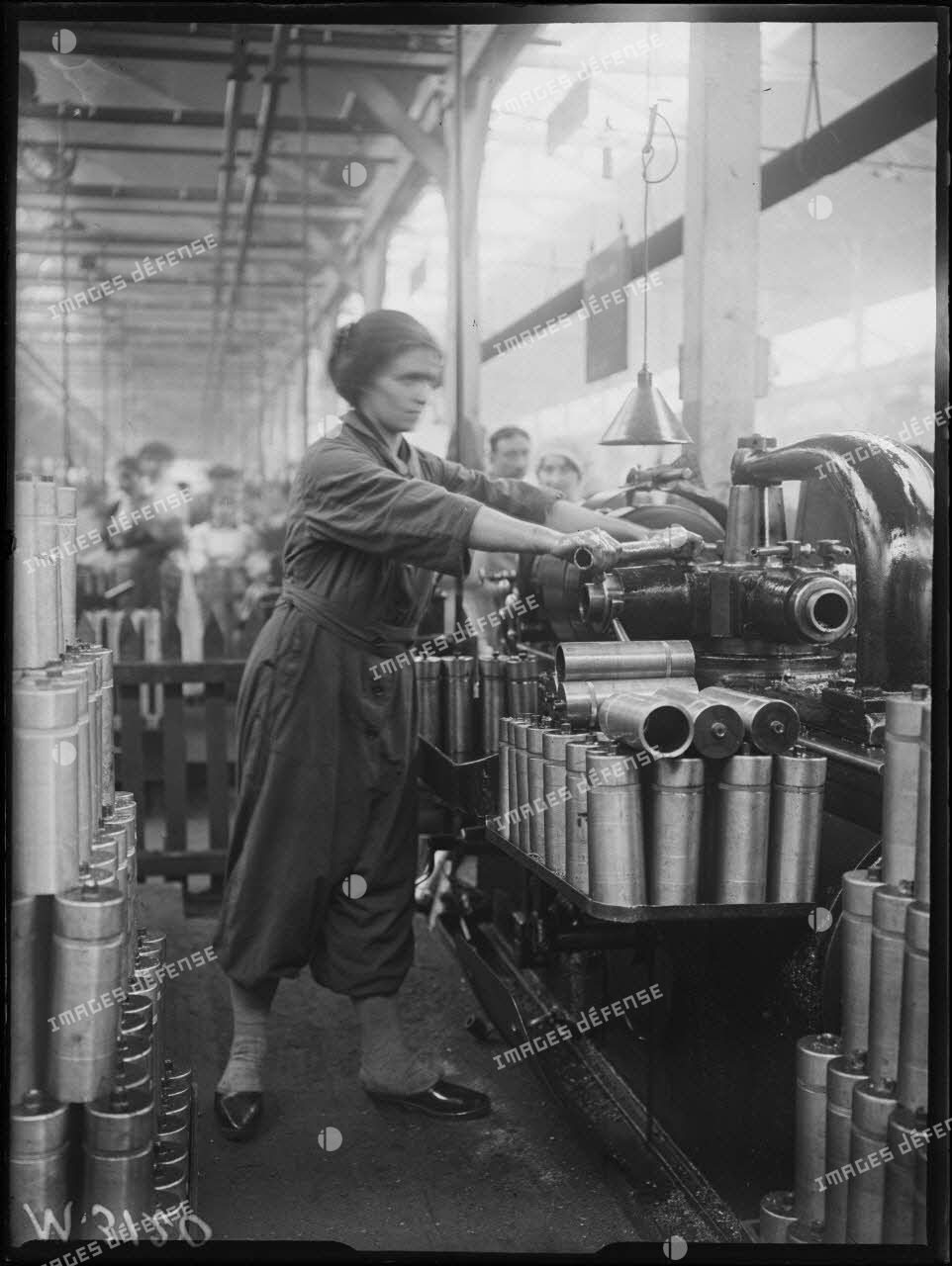 Usines Citroën du quai de Javel. Femme en culotte travaillant à la fabrication des obus. [légende d'origine]