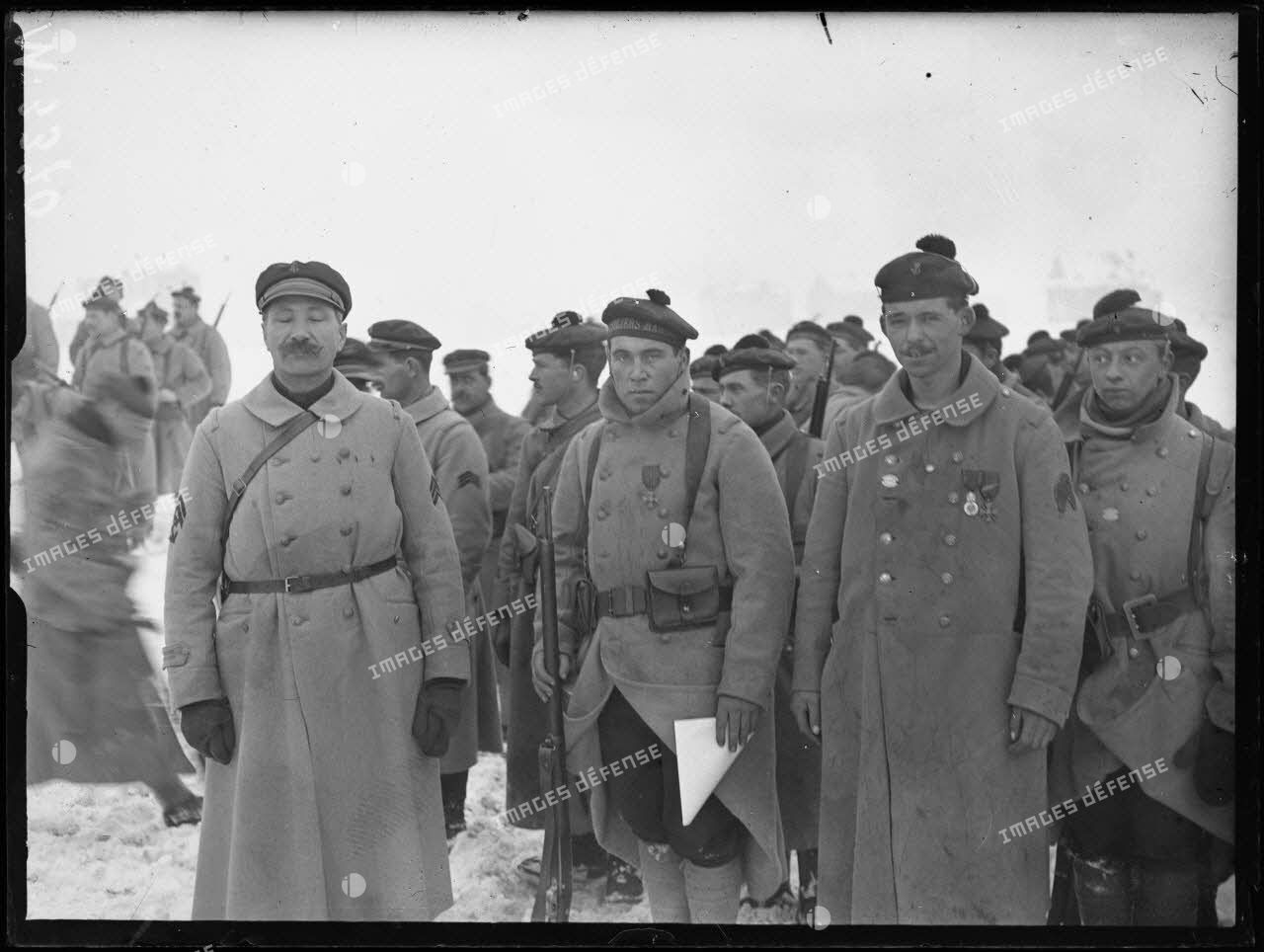 Coxyde-Bains, fusiliers marins venant d'être décorés. [légende d'origine]