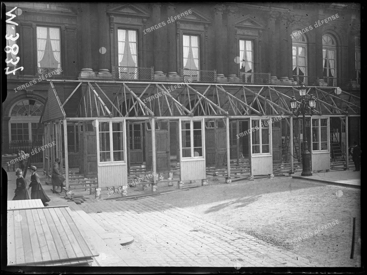 Paris, Palais-Royal, construction des baraquements de la Section photographique et cinématographique de l'armée. [légende d'origine]
