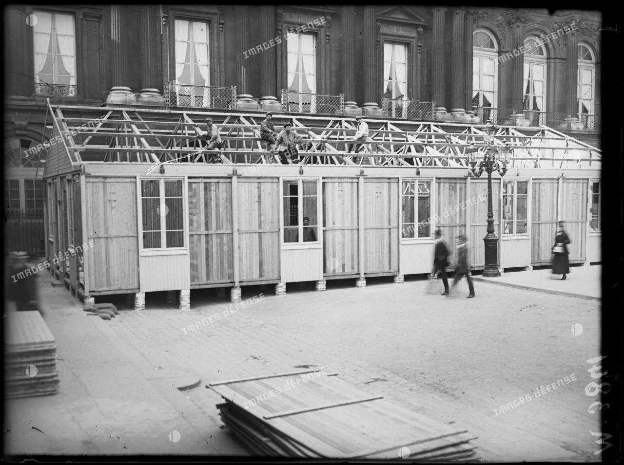 Paris, Palais-Royal, construction des baraquements de la Section photographique et cinématographique de l'armée. [légende d'origine]