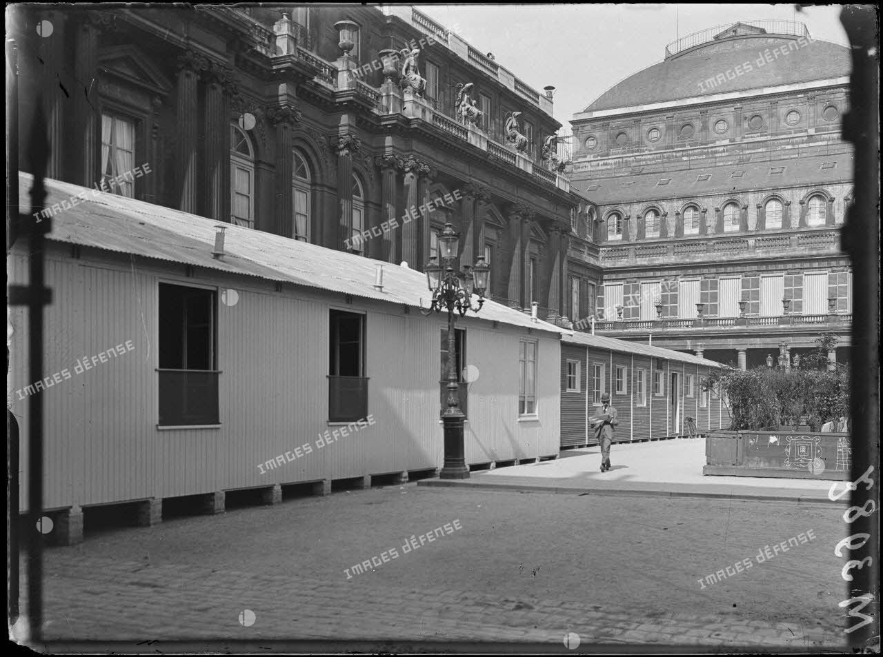 Palais Royal, baraques de la SPA. [légende d'origine]
